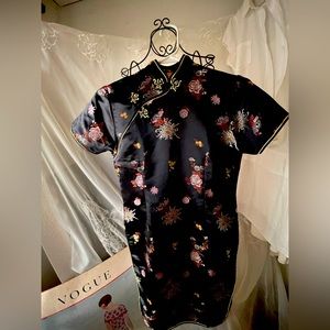 VTG. BLACK FLORAL BROCADE CHEONGSAM DESIGNED HOSTESS MINI DRESS..SZ.14